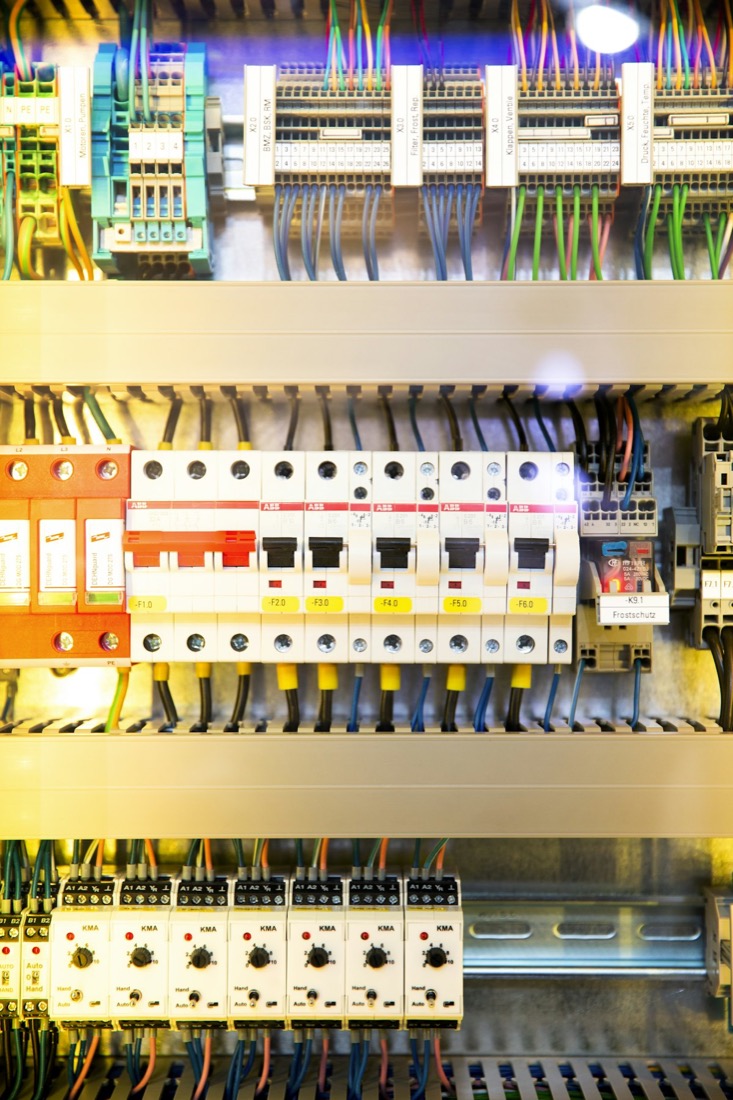 Rozdzielnica elektryczna z wyłącznikami nadprądowymi i ochroną przepięciową