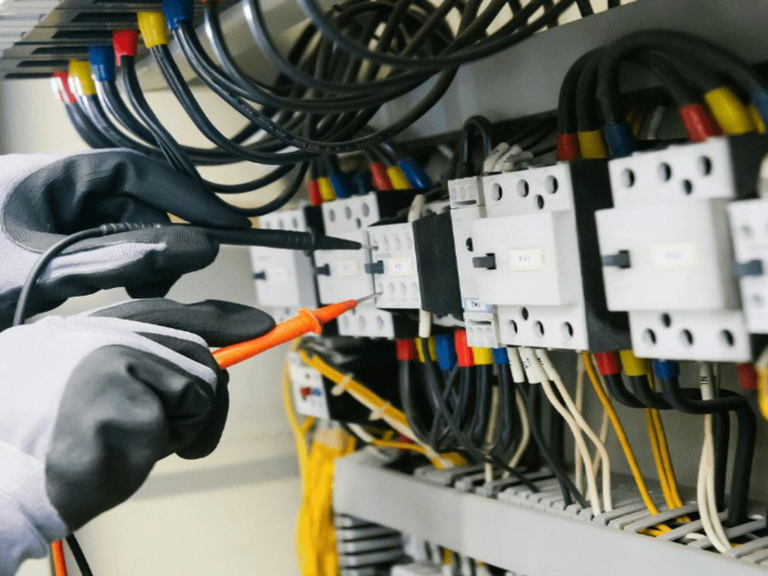 Pomiar rozdzielnicy elektrycznej miernikiem podczas usuwania awarii